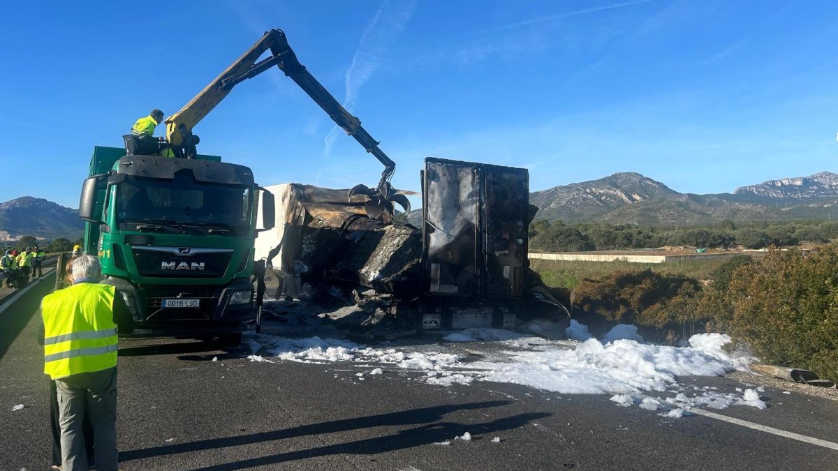 La carga de este polipropileno termoplástico ha generado una grtan humareda tóxica. Durante todo el día se ha procedido a extraer la carga y luego el camión.