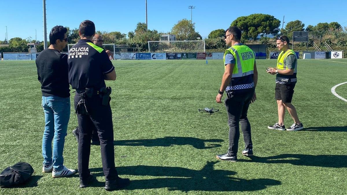 Agentes de la Policía Local trabajando con los drones.