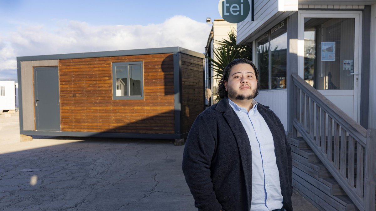 Sergi Cunillera, gerente de Group TEI, frente a las oficinas de la empresa.