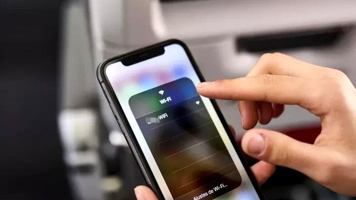 Un móvil conectándose a la red wi fi de un avión