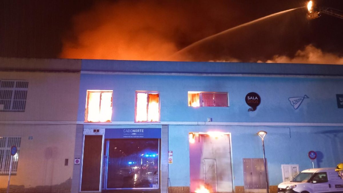 Imagen de la nave incendiada en Reus