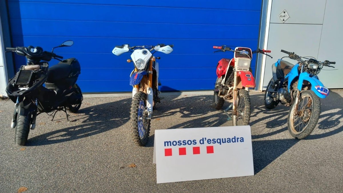 Imagen de varios de los vehículos de dos ruedas incautados por los Mossos d'Esquadra