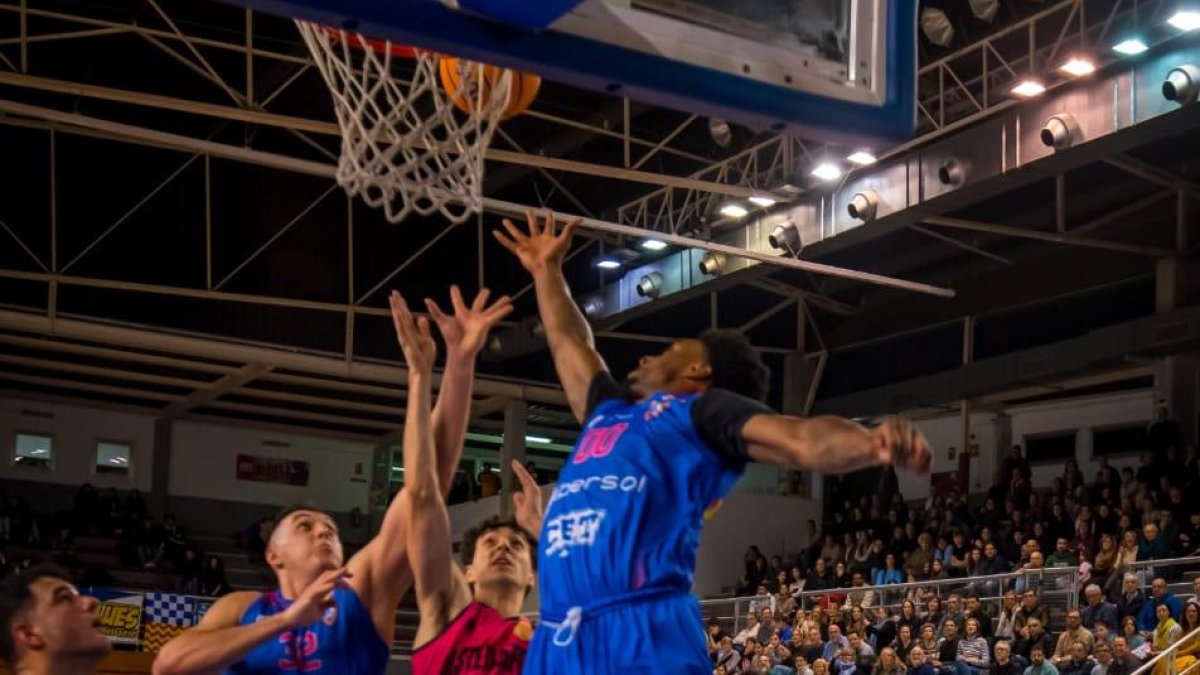 Instante del duelo entre el CBT y el Castelldefels en El Serrallo