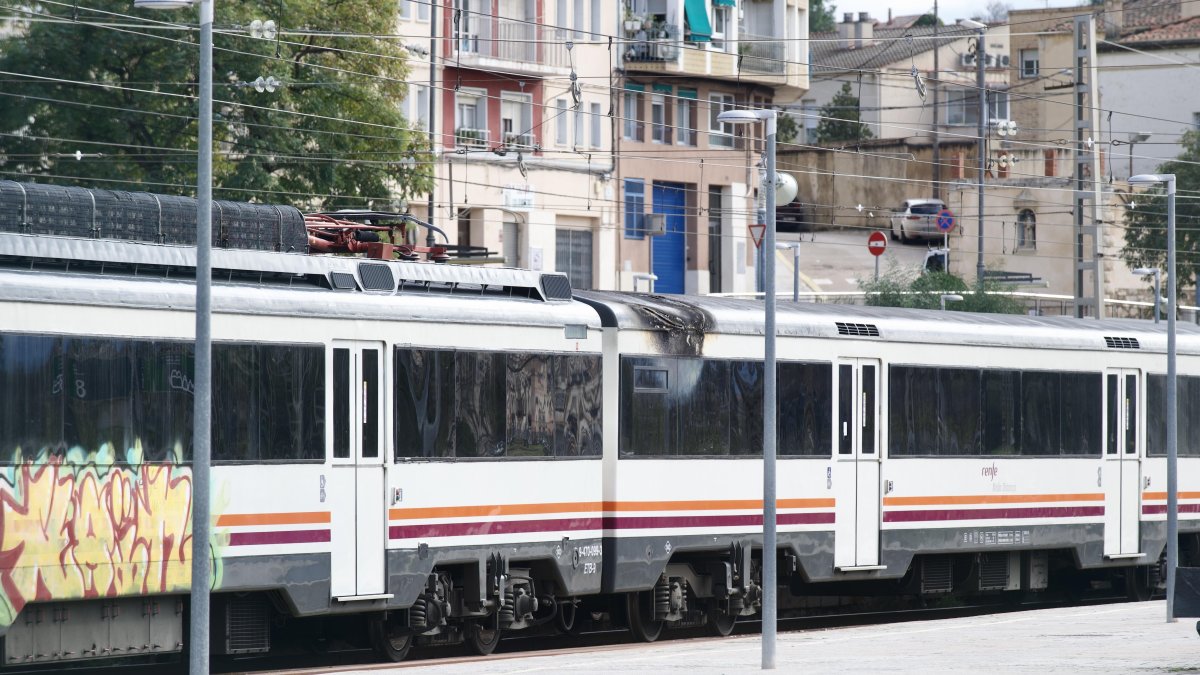 La catenaría provocó una serie de explosiones y chispazos y un incendio en un vagón de tren sin pasajeros.