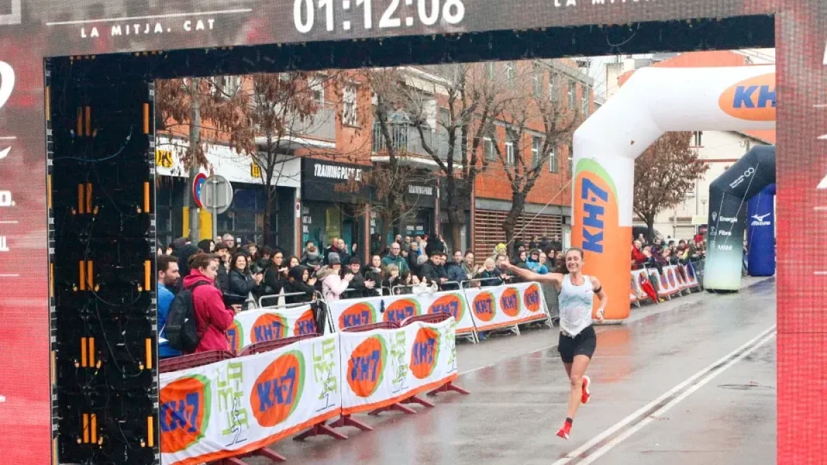 Núria Gil, entrando en meta como campeona de Catalunya.