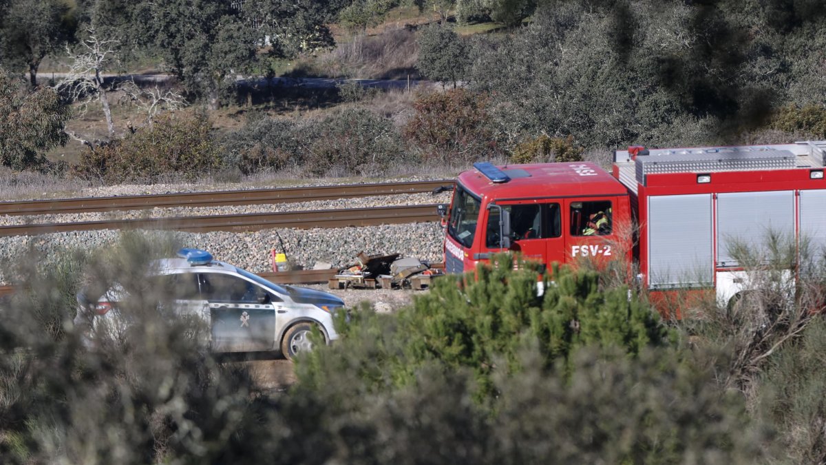Vista del lugar del siniestro en Adamuz (Córdoba), este lunes. Al menos 39 personas han muerto