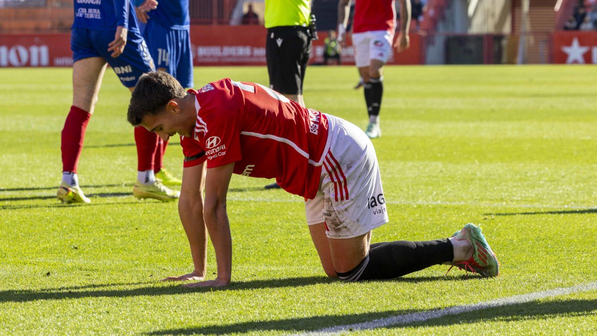 Marcos Baselga se lamenta en el césped del Nou Estadi.