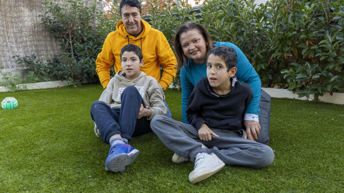 Queralt Guix y Joan Torres, con sus dos hijos Anton y Andreu, que padecen una enfermedad ultrarrara