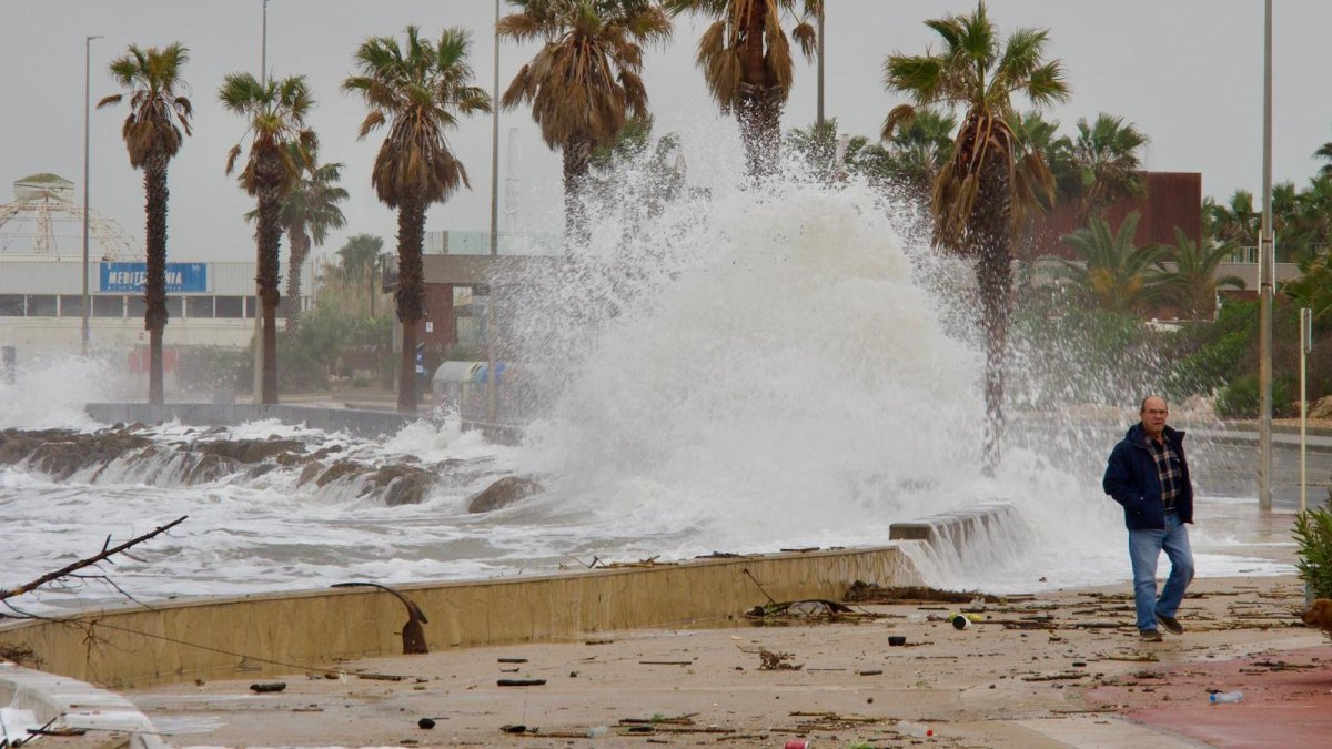Imagen del temporal en la playa de L'Arenal en L'Ampolla
