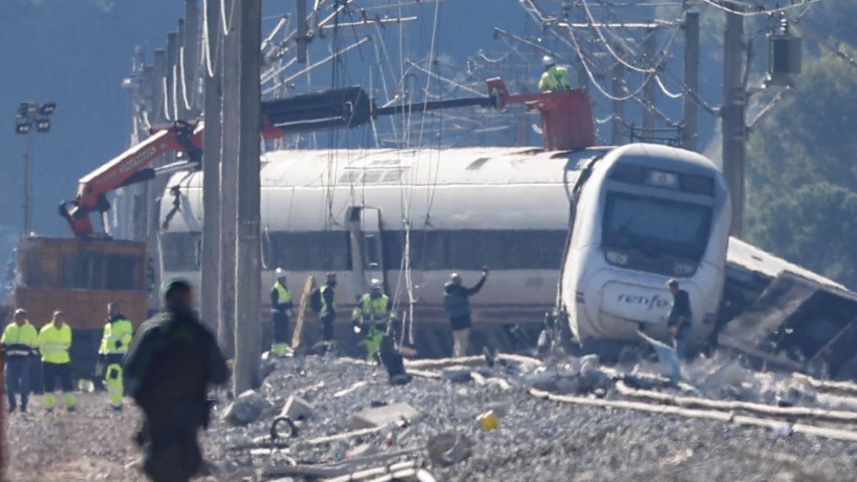 Los operarios trabajan este martes en la catenaria en el lugar del accidente ferroviario en Adamuz