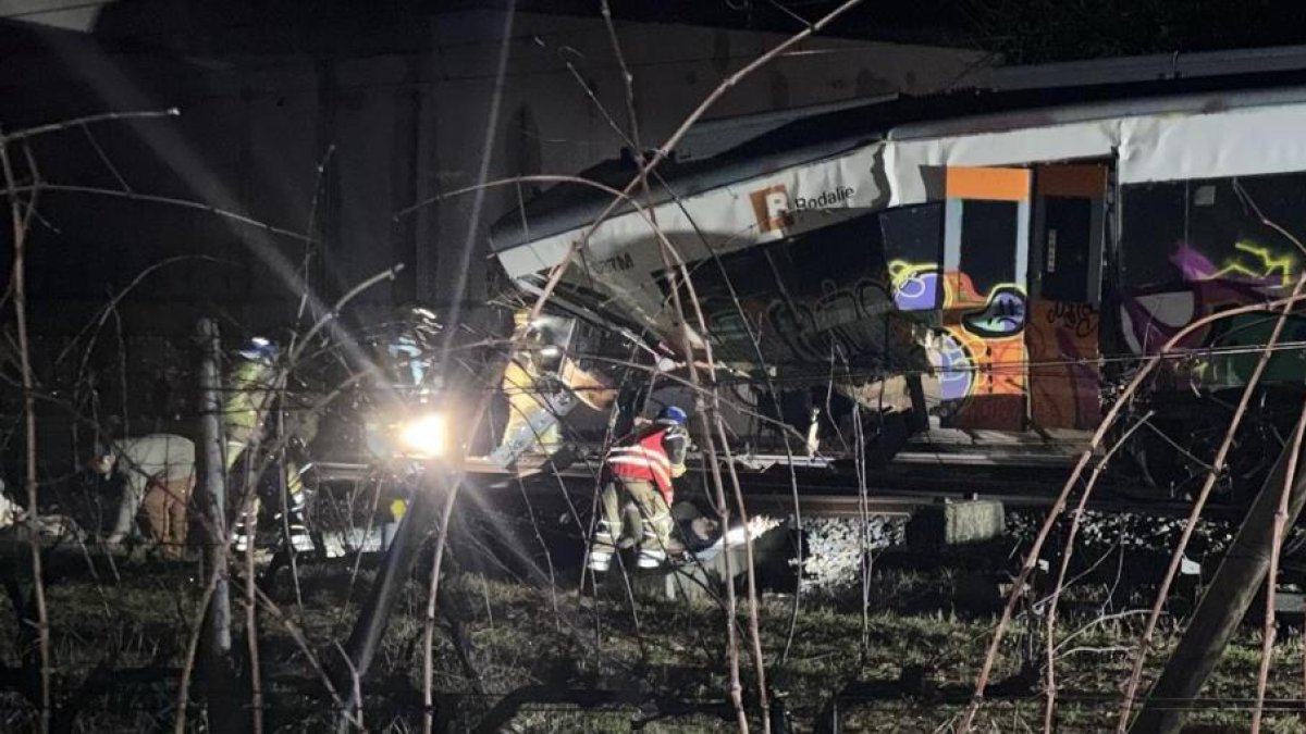 Los equipos de emergencias rescatando a los viajeros del tren de Rodalies en Gelida
