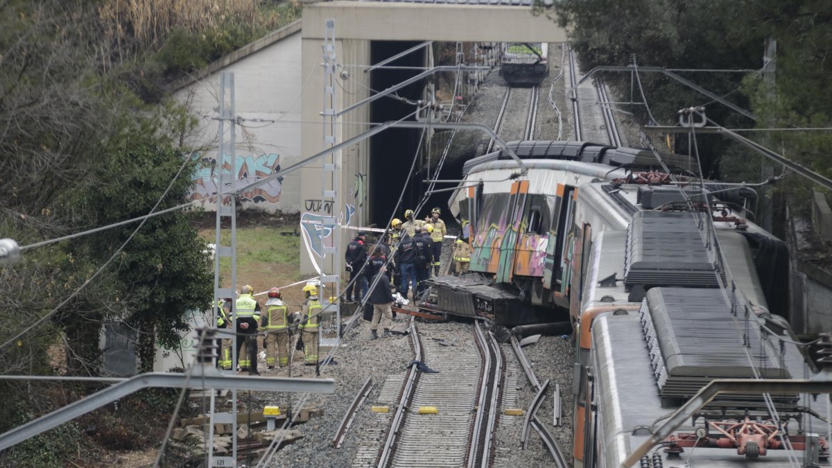 En la parte superior se ve la cabina del tren descarrilada tras desprenderse el muro.