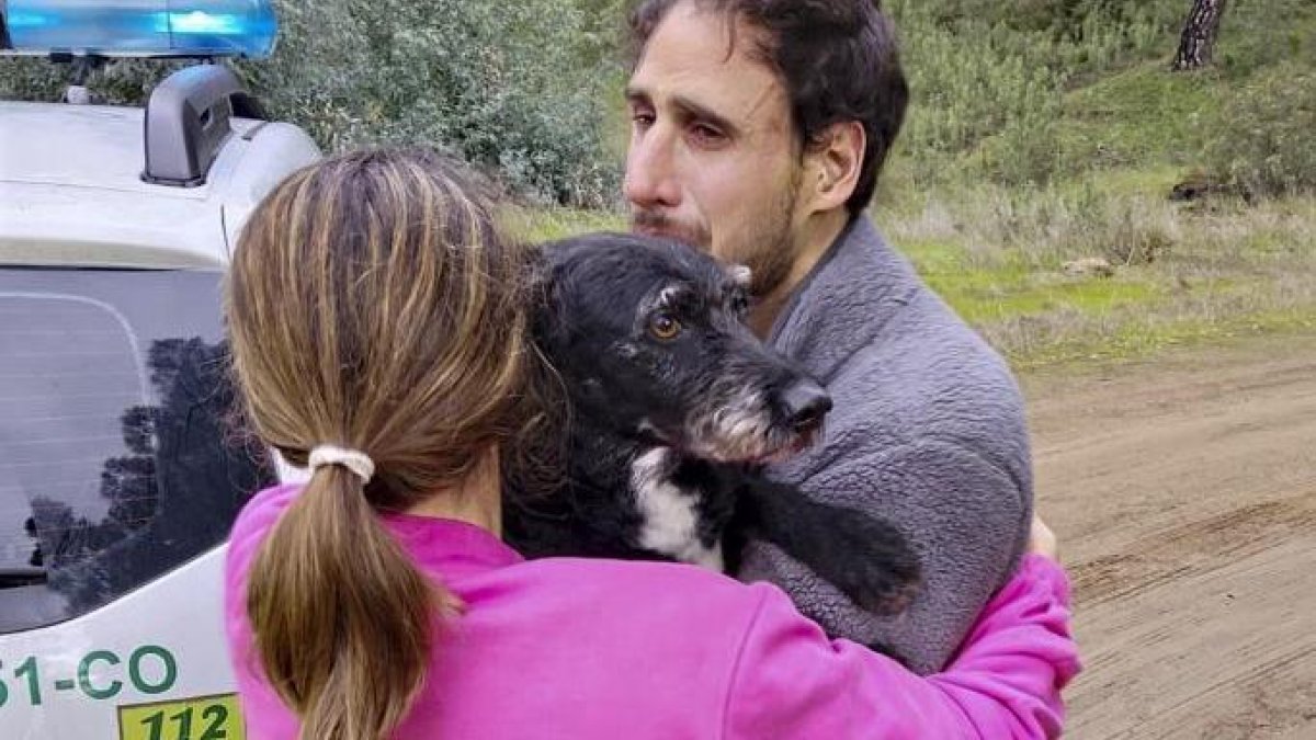 Imagen del rencuentro de Boro, el perro perdido en el accidente de Cordoba, con su familia