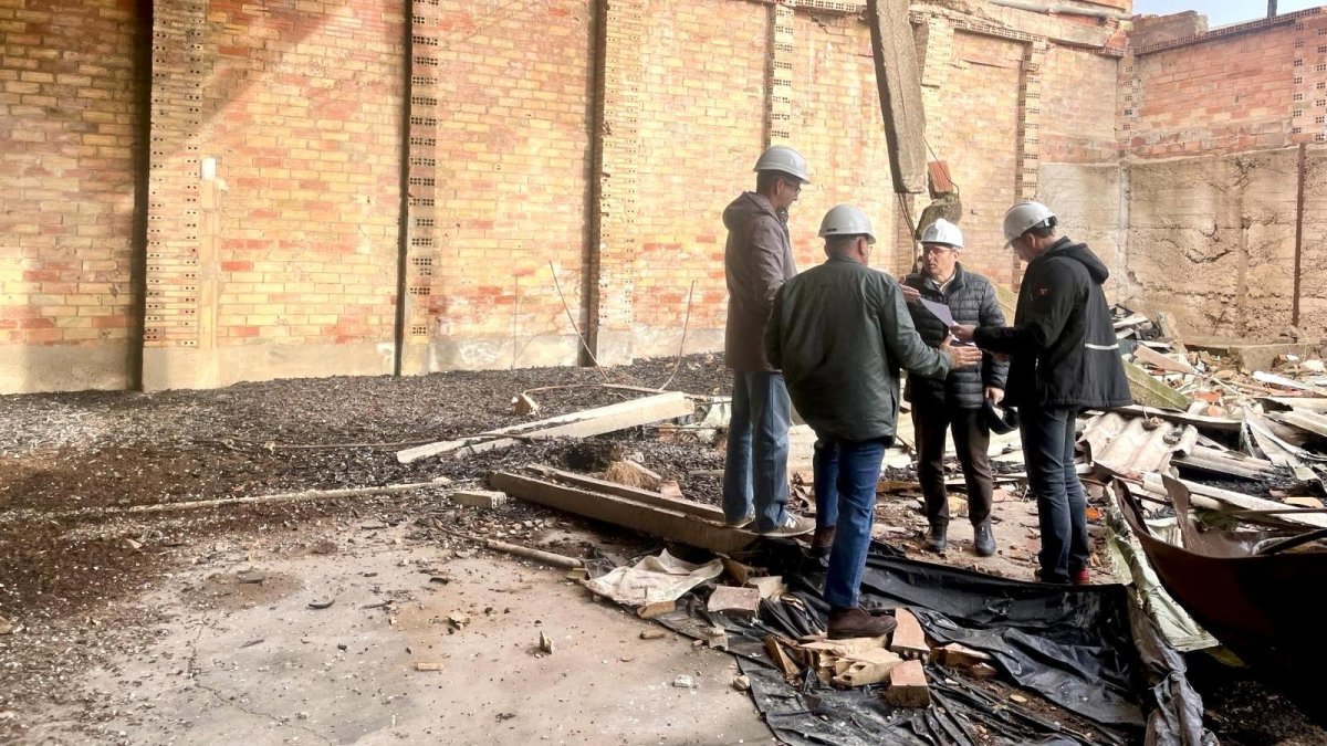 Una visita de obras a la antigua cooperativa, hace pocos días.