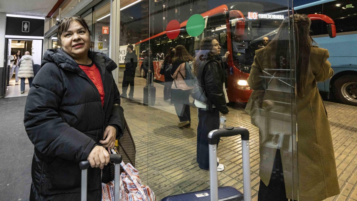 Marilyn Zerpa, venezolana de visita en España, tenía el billete de tren comprado pero tuvo que venir de Barcelona a Tarragona en un autobús de larga distancia.
