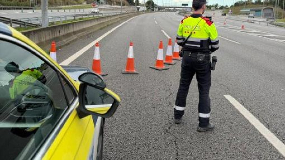 Un agente de los Mossos d'Esquadra en la gestión del tráfico en el corte de la AP-7.