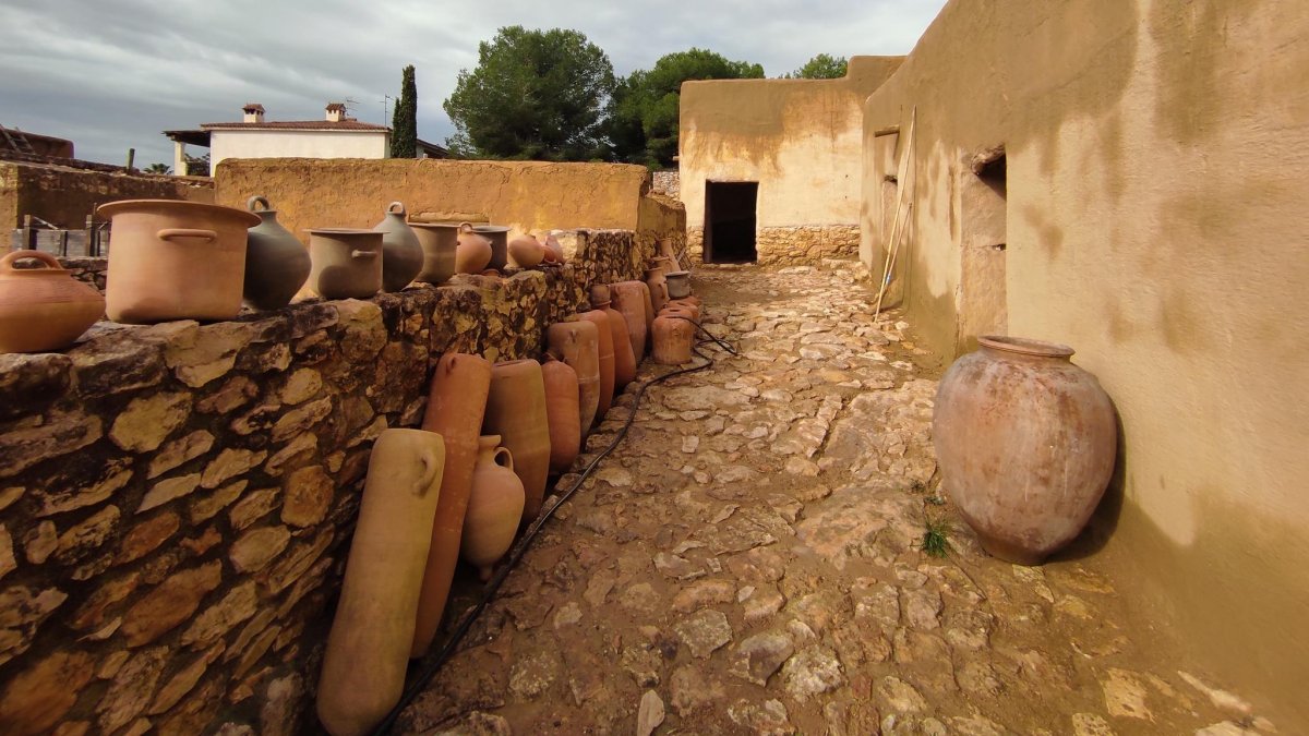 Las cubiertas de las casas del poblado íbero de Calafell ya se han recuperado.