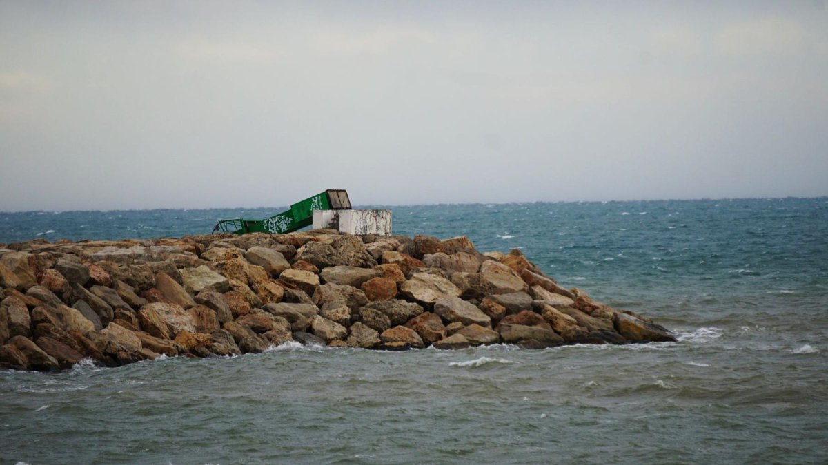 El faro verde de Cambrils ha caído por culpa del viento