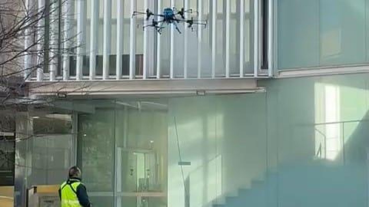 Un operario manejando uno de los drones que realizan tareas de la limpieza.