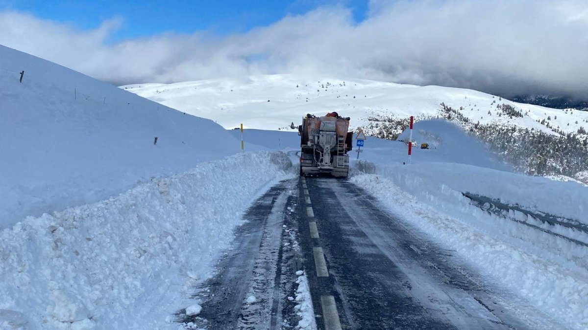 Una máquina quitanieves trabajando en una carretera de Catalunya.