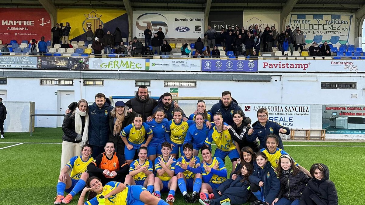 Las jugadoras y el cuerpo técnico del Aldeana celebran el triunfo frente al Cambrils Unió.