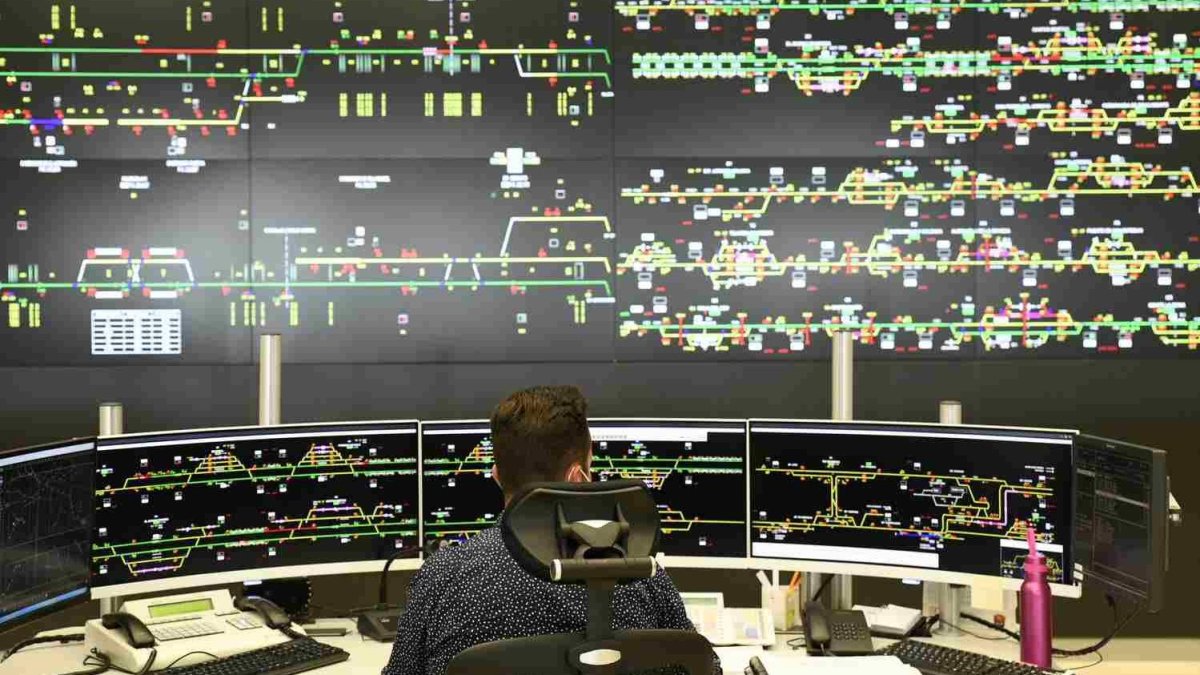 Así es el centro de control de Adif.