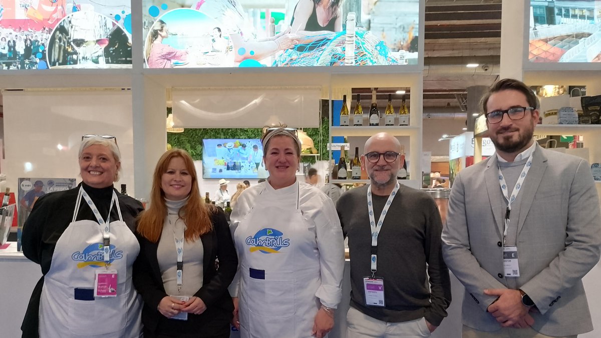 La delegación cambrilense en Madrid Fusión, frente al mostrador donde se exhibe el municipio.