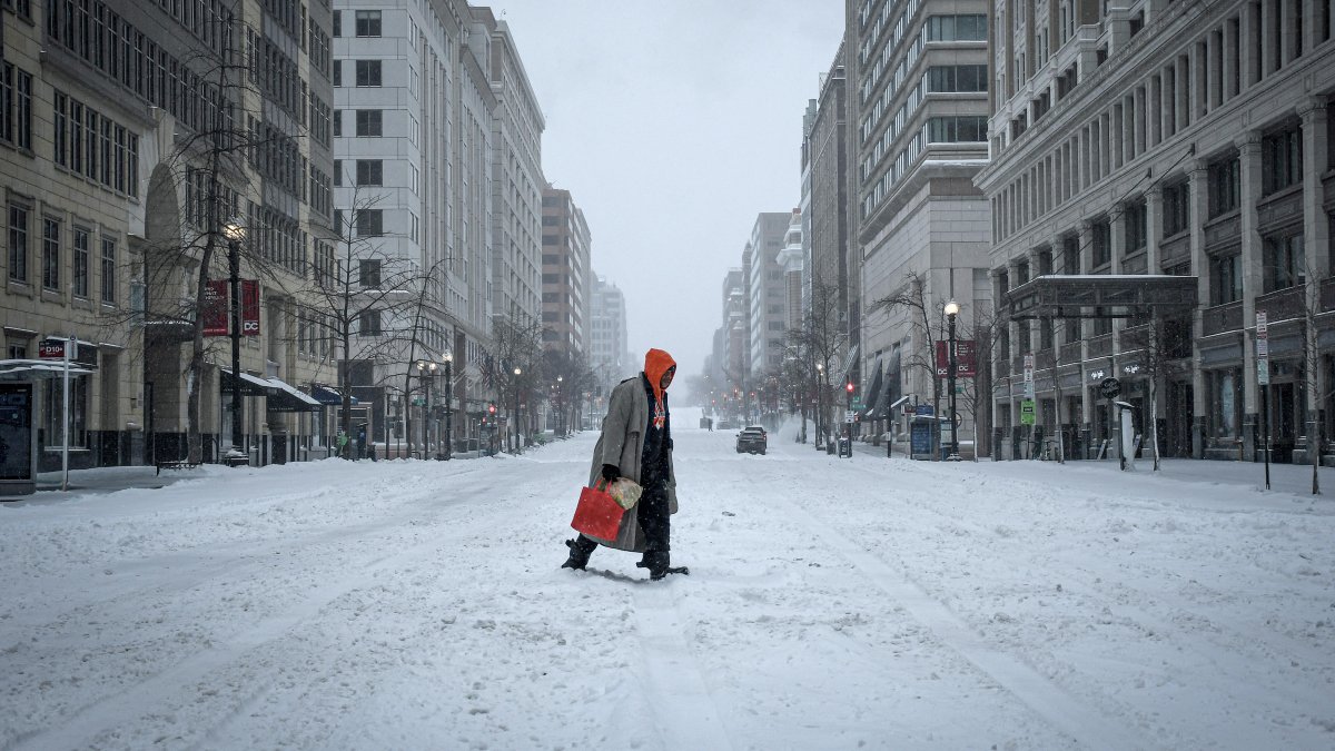 Una persona camina durante una nevada este domingo, en Washington