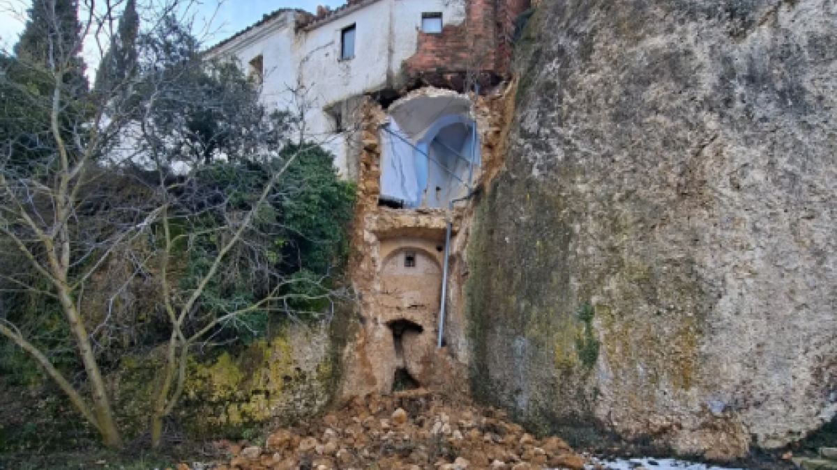 Imagen del derrumbe de una pared en la ermita de Santa Margarida, en Ulldemolins.