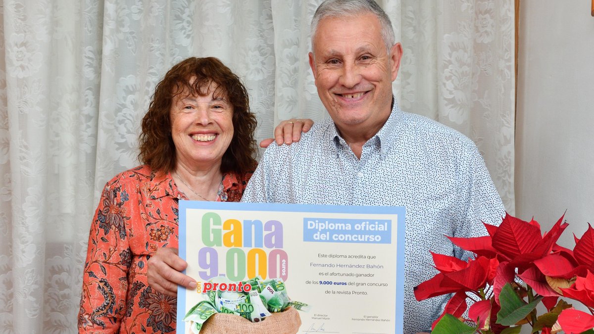  Fernando, junto con Maribel, recibiendo el premio de los 9.000 euros en su casa de Falset (Tarragona)
