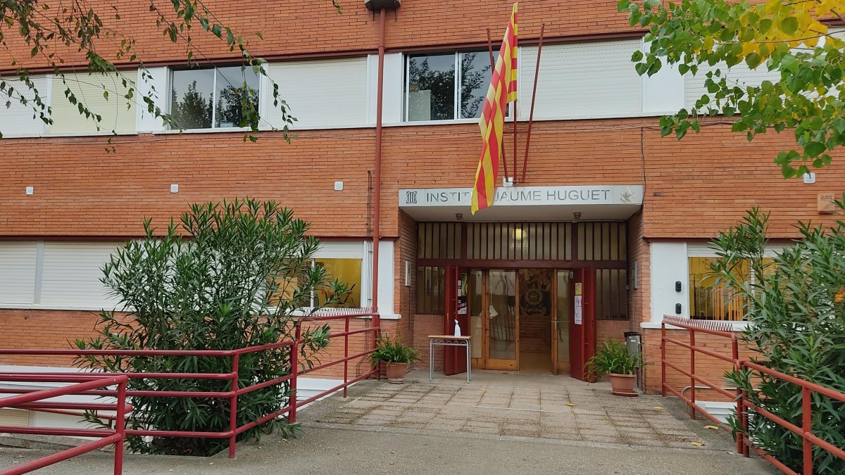 El Institut Jaume Huguet se encuentra a las afueras de Valls, en la calle Creu de Cames.