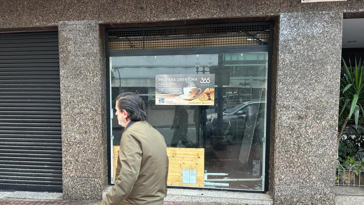Escaparate del futuro local de la panadería 365 en la Rambla President Lluís Companys de Tarragona