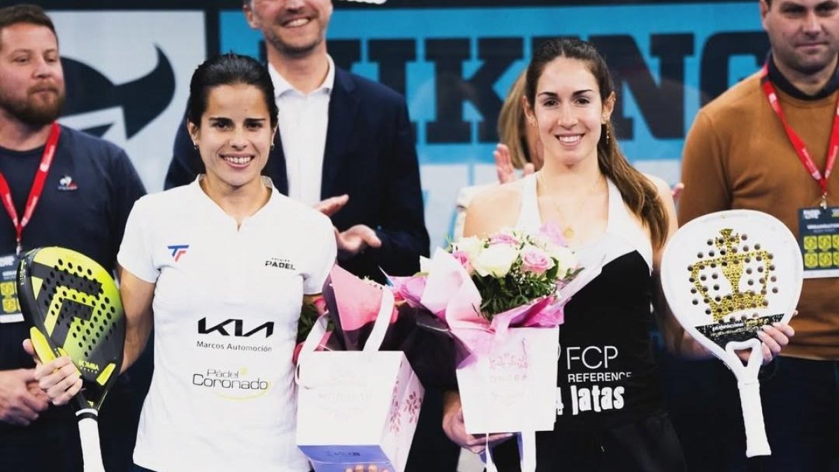 Aida Martínez y Anna Ortiz, con sus trofeos de subcampeonas tras la final.