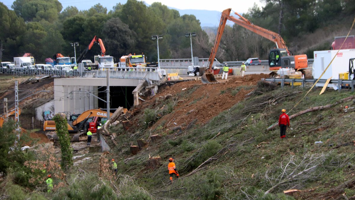 La AP-7 está cortada por los trabajos de recuperación de la vía tras el accidente ferroviario de Gelida