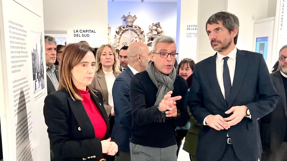 La alcaldesa de Reus, Sandra Guaita, a la izquierda; el director del Museu de Reus, Marc Ferran, en medio; y a la derecha de todo, el ministro de Cultura, Ernest Urtasun.
