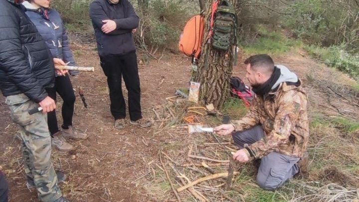 Formación de supervivencia impartida por Adrián de la Cruz (’Soy lobo nómada’), un instructor afincado en el monte, cerca de Reus.