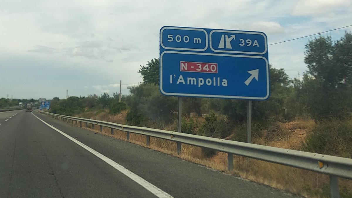 Los camiones que circulan sentido Barcelona tienen que salir por L'Ampolla.