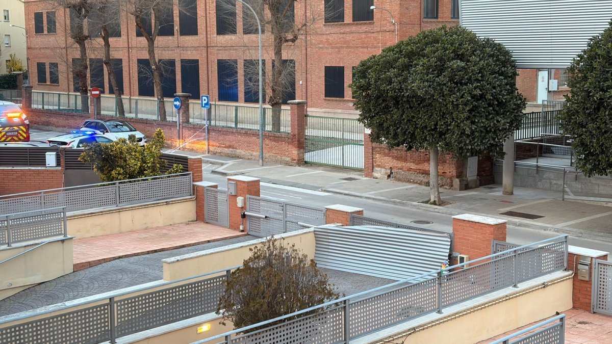 La policía avisa a los vecinos de Riudoms de que deben quedarse en casa.