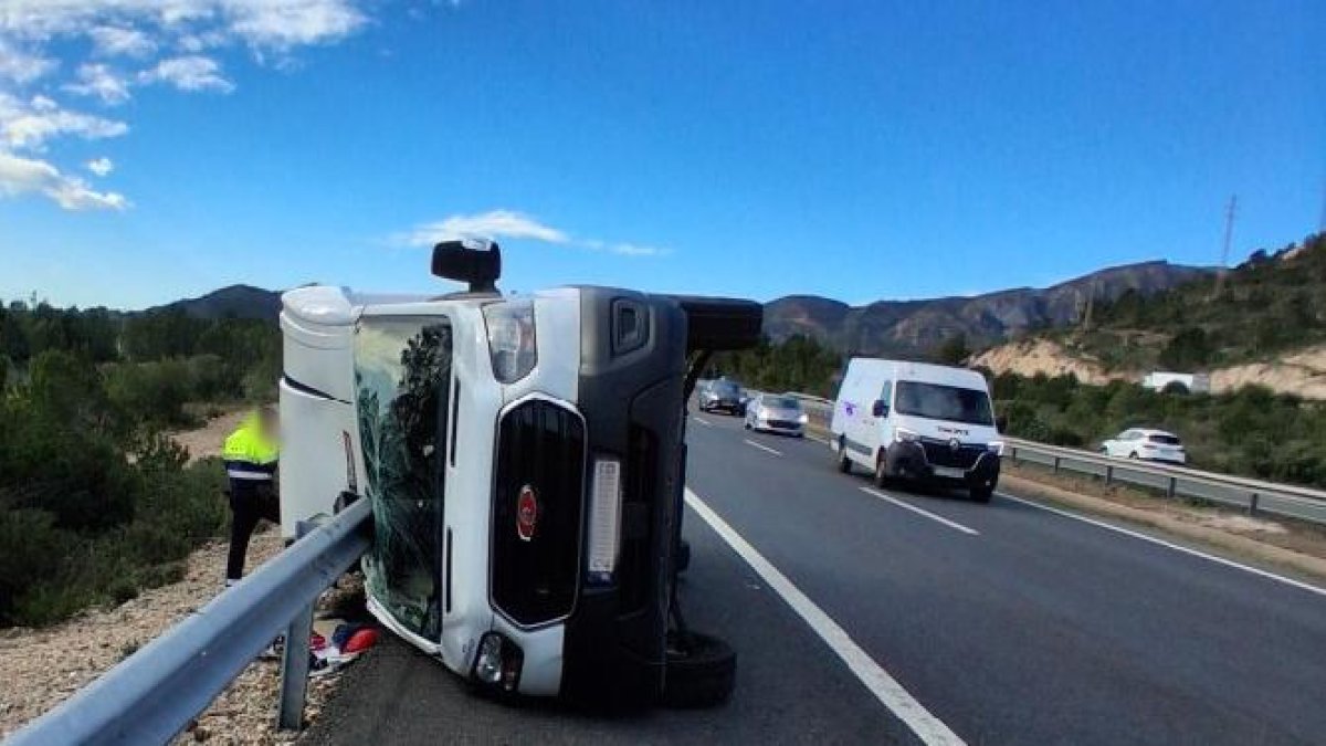 Autocaravana volcada en la AP-7, en L'Hospitalet de l'Infant.
