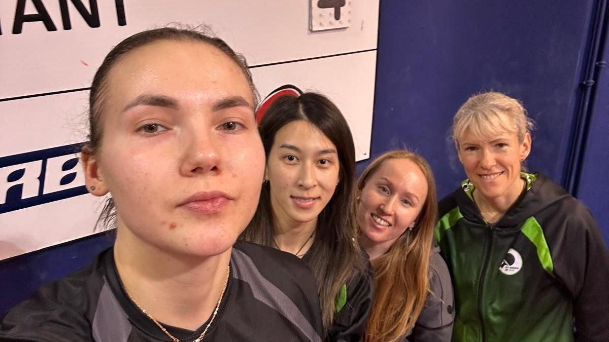 Anastasia Kolish, Peiyu Zhu, Aliona Skobina (delegada) y Natalya Prosvirnina.