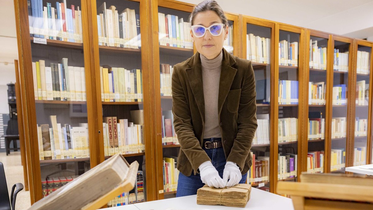 Laia Lanceta, directora del Arxiu Històric de Tarragona, con documentos del fondo del Centre Penitenciari de Tarragona.