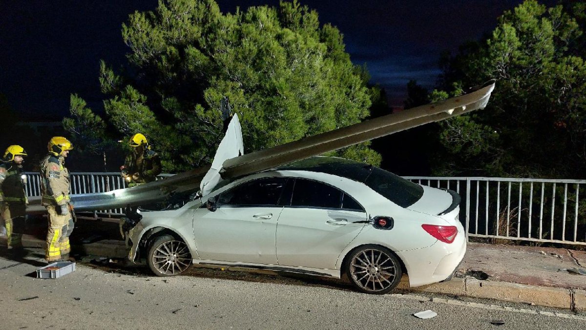 Los Bombers se han encargado de sacar el coche y dejarlo preparado para que una grúa se lo llevara.