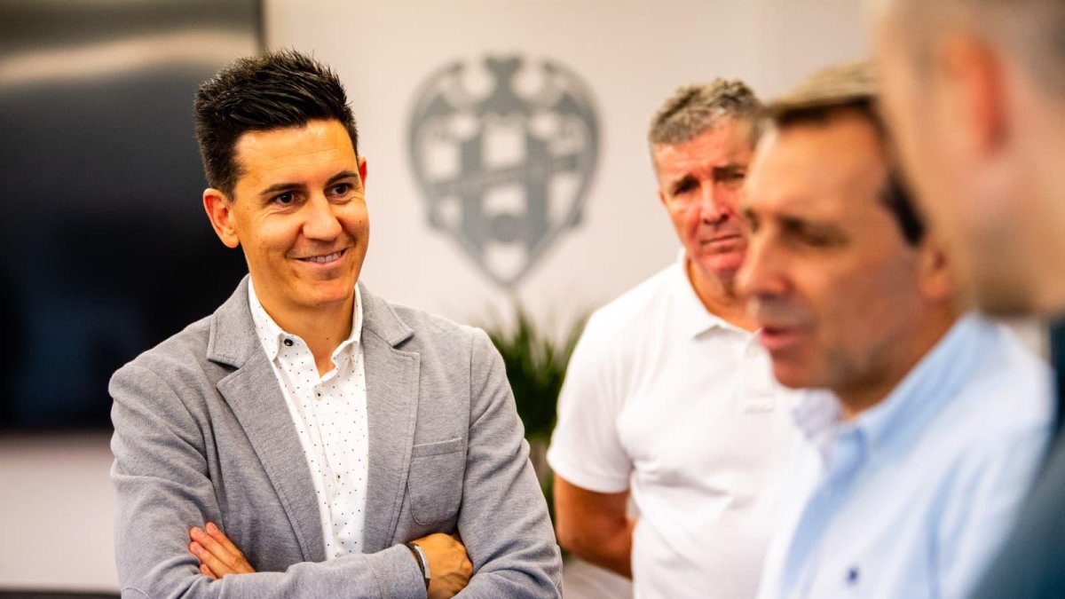 El representante de futbolistas Toni Calvo en las oficinas del Levante.