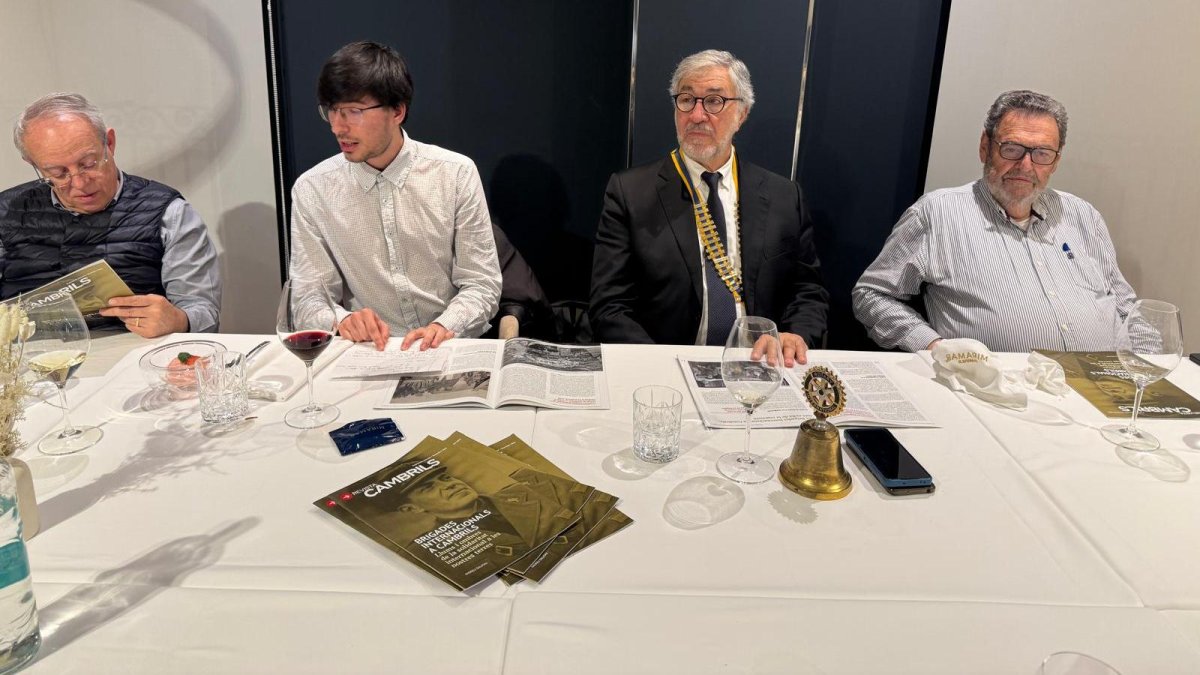 Andreu Dalmau, el segon a l'esquerra, durant la seva xerrada sobre la presència dels Brigadistes Internacionals a Cambrils.