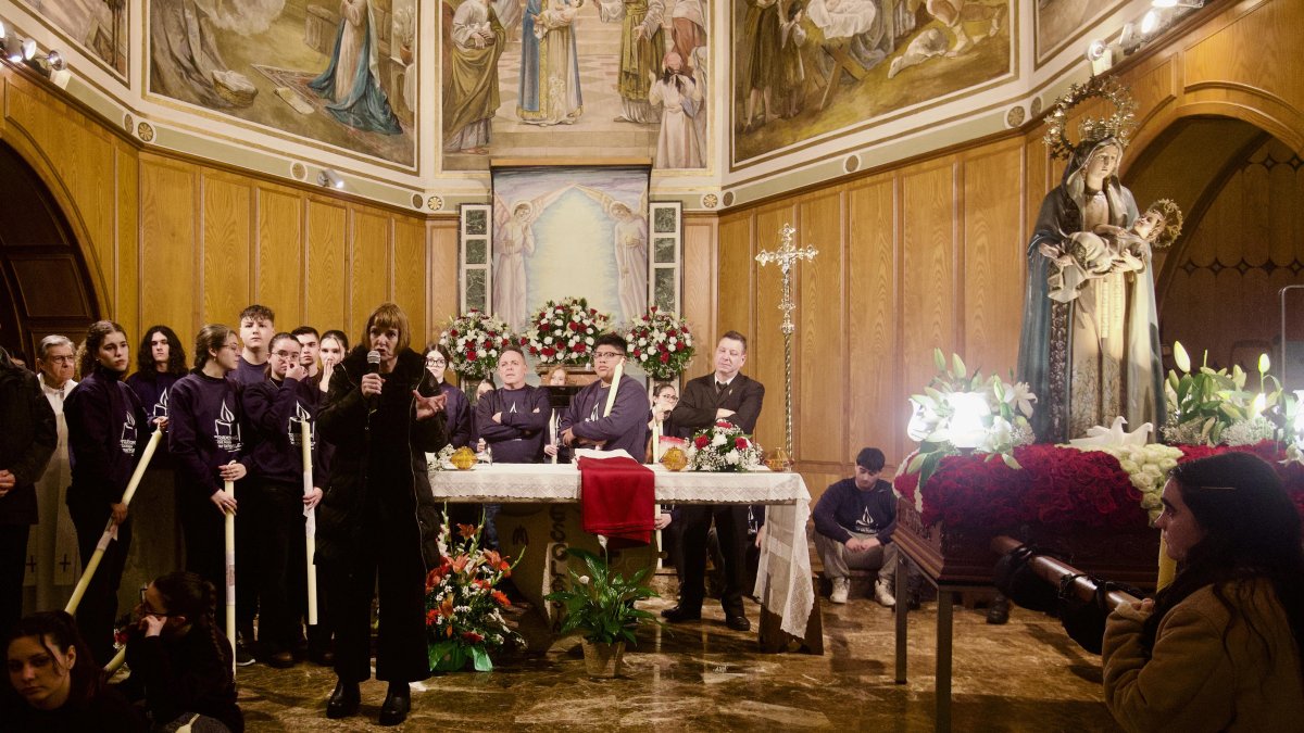 L'alcaldessa de l'Ametlla, Eva del Amo, anunciant la suspensió de la processó, amb l'església plena