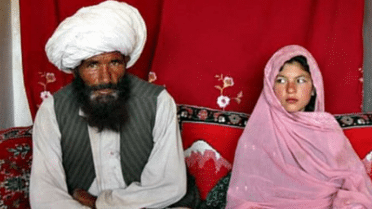 El, de 40 años, ella de 11. En Afganistan.