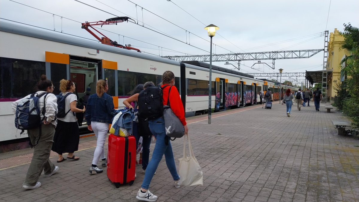 Imagen de archivo de pasajeros de la R13 en la estación de Valls.