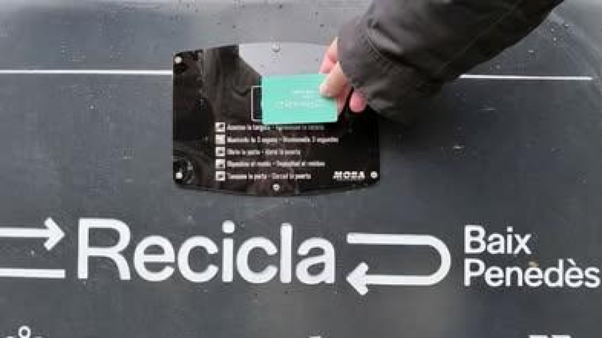 Los vecinos necesitan una tarjeta para abrir el contenedor.