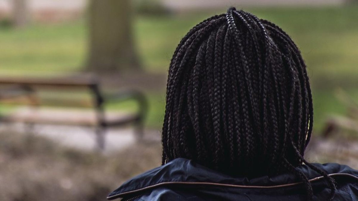 Según datos recopilados por la OMS, más de 230 millones de
mujeres y niñas en el mundo han sufrido mutilación genital femenina en 30 países de África,
Oriente Medio y Asia. En la imagen, una mujer de origen africano, de espaldas.