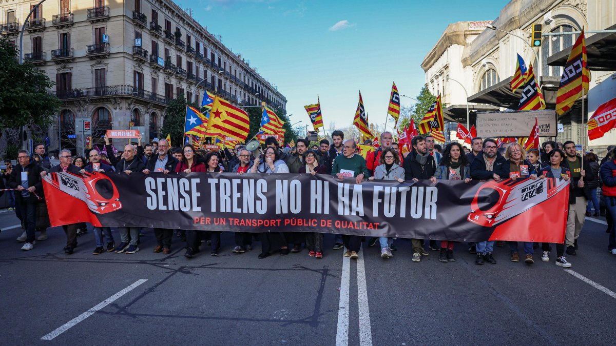 Manifestación convocada por una veintena de entidades para denunciar la situación de Rodalies